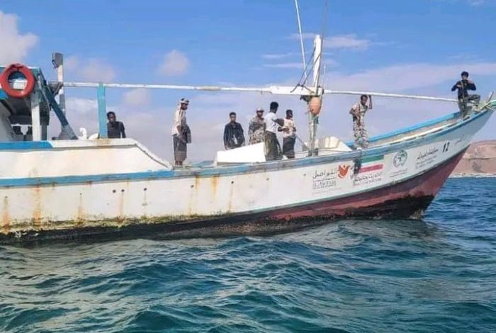 شبوة.. خفر السواحل يضبط قاربًا أجنبيًا فر طاقمه أثناء التفتيش