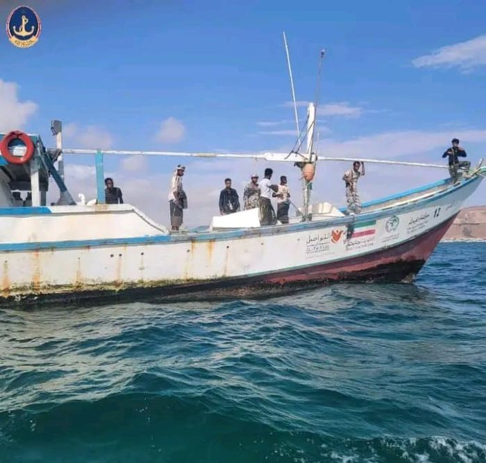 شبوة.. خفر السواحل يضبط قاربًا أجنبيًا فر طاقمه أثناء التفتيش