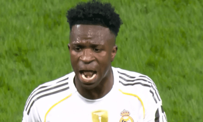 صور: رد فعل فينيسيوس الغاضب بعد استبداله امام برشلونة