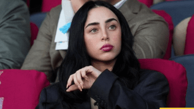 صورة: صديقة لامين يامال تظهر على مقاعد بدلاء برشلونة بعد انتصار أولمبياكوس