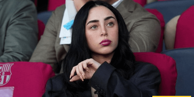 صورة: صديقة لامين يامال تظهر على مقاعد بدلاء برشلونة بعد انتصار أولمبياكوس