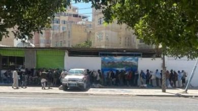 صورة مأساوية| طابور من الجوعى يبحثون عن طعام مجاني أمام مطعم في صنعاء