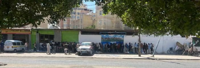 صورة مأساوية| طابور من الجوعى يبحثون عن طعام مجاني أمام مطعم في صنعاء