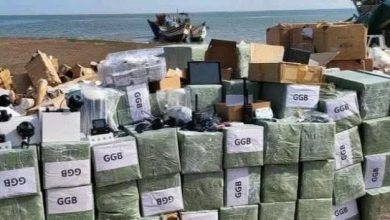 ضبط قارب في سواحل رأس العارة يحمل معدات عسكرية لميليشيا الحوثي