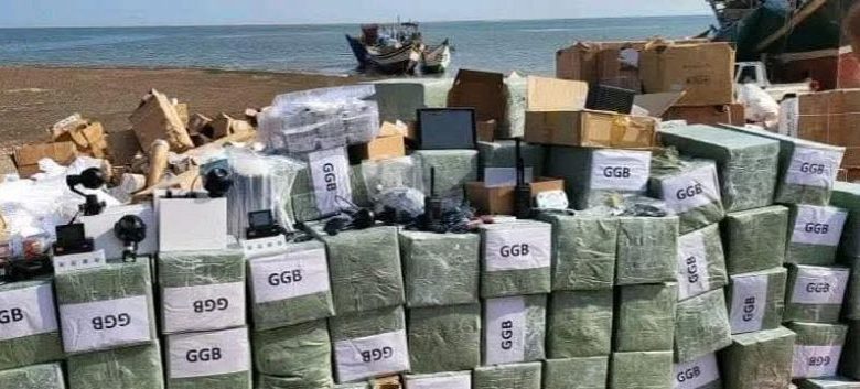 ضبط قارب في سواحل رأس العارة يحمل معدات عسكرية لميليشيا الحوثي