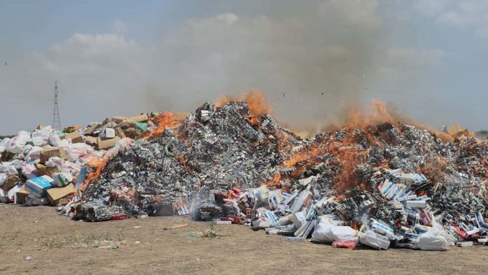 ضبطتها "خفر السواحل".. إتلاف 80 طنًا من السجائر والمعسلات المهربة في المخا