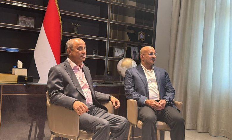 طارق صالح ورئيس الوزراء يطلعان على الترتيبات النهائية لتشغيل مطار المخا الدولي