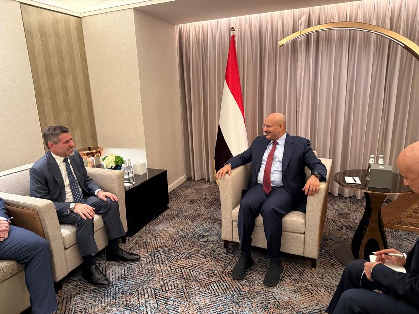 طارق صالح يبحث مع السفير الأمريكي الإصلاحات الاقتصادية وجهود مكافحة التهريب
