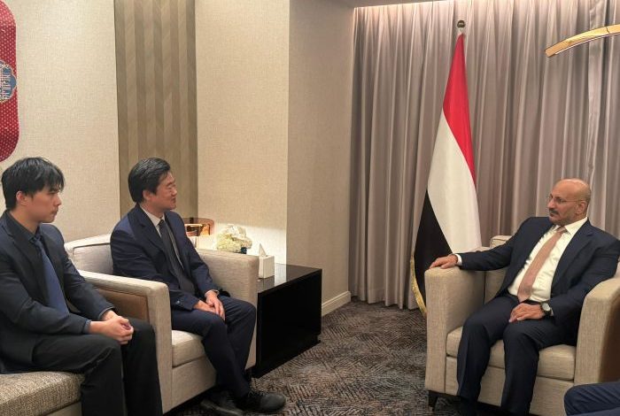 طارق صالح يبحث مع القائم بالأعمال الصيني علاقات البلدين وآفاق التعاون الثنائي