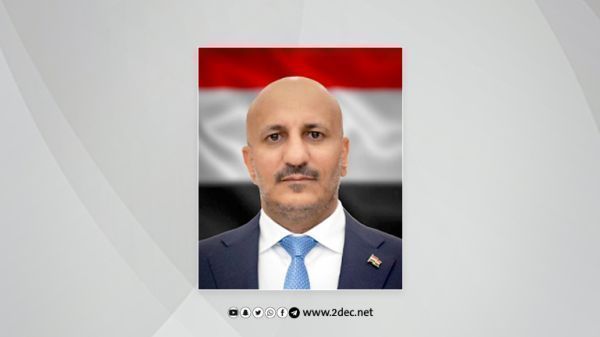 طارق صالح يعزي- باتصال هاتفي- الشيخ حمد الزويدي وإخوانه في وفاة والدهم عضو البرلمان