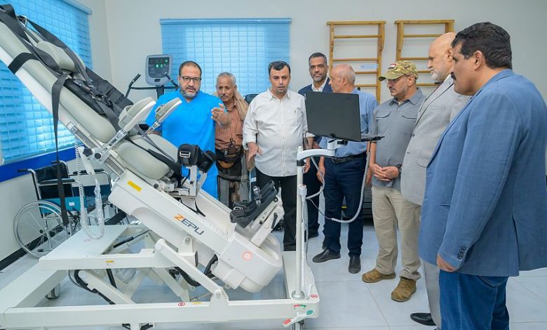 عضو مجلس القيادة طارق صالح يتفقد مركز 2 ديسمبر للعلاج الطبيعي والتأهيل