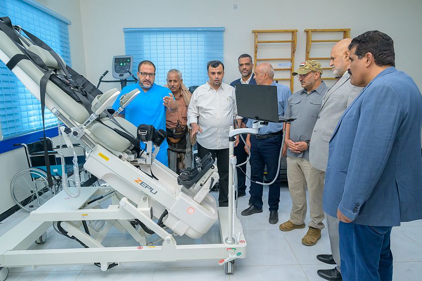 عضو مجلس القيادة طارق صالح يتفقد مركز 2 ديسمبر للعلاج الطبيعي والتأهيل