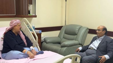 عضوا مجلس القيادة الرئاسي والمستشار العطاس يطمئنون على صحة رئيس مجلس النواب