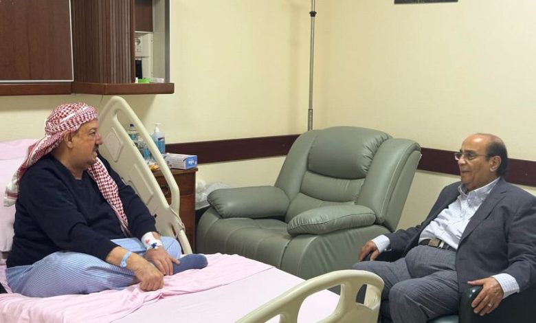 عضوا مجلس القيادة الرئاسي والمستشار العطاس يطمئنون على صحة رئيس مجلس النواب