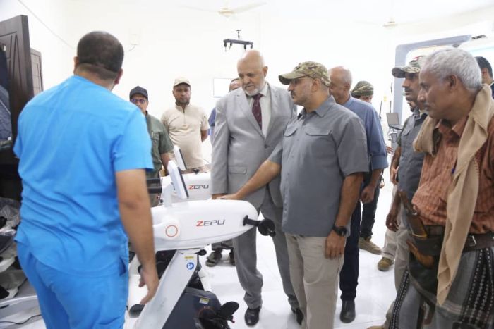 فيديو| طارق صالح يتفقد مركز 2 ديسمبر للعلاج الطبيعي والتأهيل في الساحل الغربي