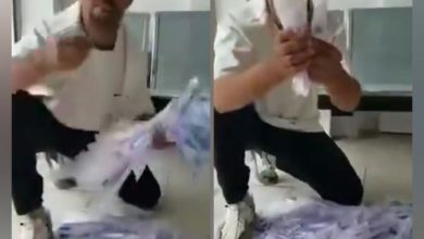 فيديو| مواطن في صنعاء يبكي لعجزه عن شراء دواء لابنته