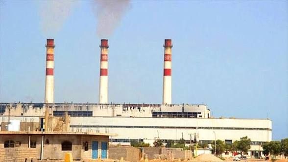 كهرباء عدن تحذر من انطفاء كلي بعد احتجاز ناقلات نفط في أبين
