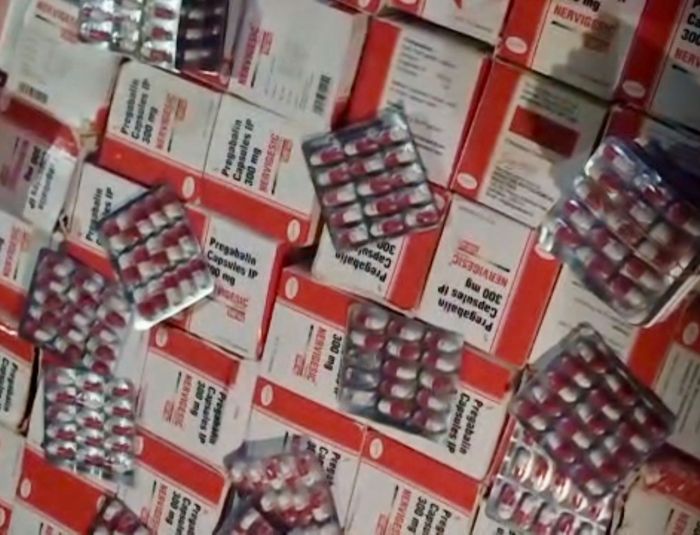 لحج.. الحملة الأمنية تعلن ضبط سيارة تهريب على متنها 6 آلاف حبة مخدرة