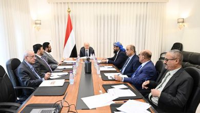 مجلس القيادة الرئاسي يجتمع بالسلطات المحلية ويؤكد أولوية توحيد الموارد وتعزيز الأمن والخدمات