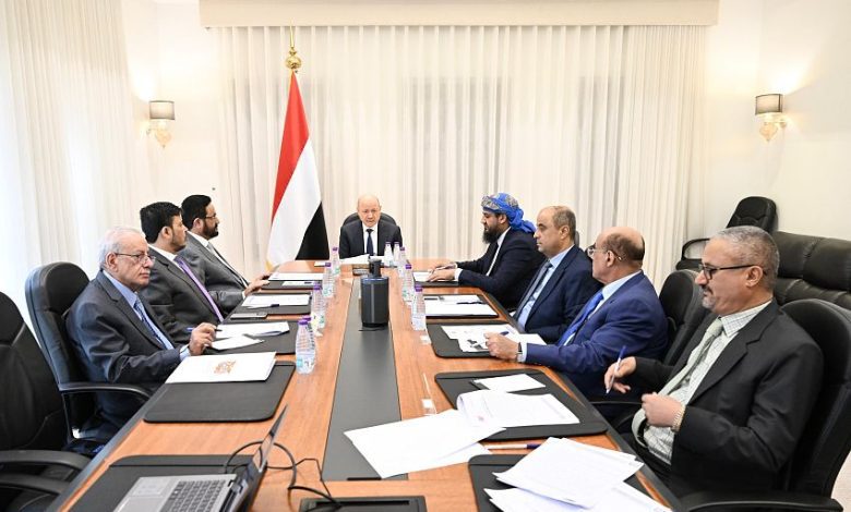 مجلس القيادة الرئاسي يجتمع بالسلطات المحلية ويؤكد أولوية توحيد الموارد وتعزيز الأمن والخدمات