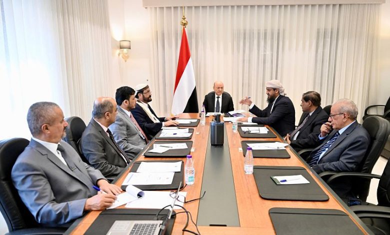 مجلس القيادة يؤكد اهمية تكامل السلطات وتقديم الدعم والحماية اللازمة للمواطنين في المحافظات غير المحررة