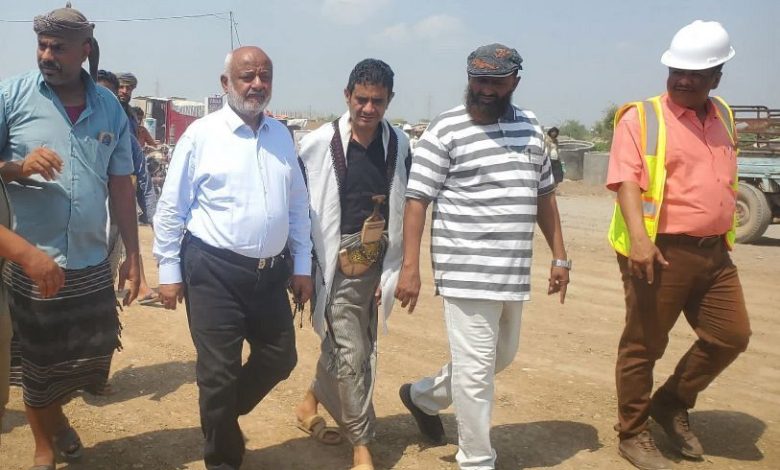 محافظ الحديدة يطلع على سير العمل في مشروع تطوير مدخل مدينة حيس