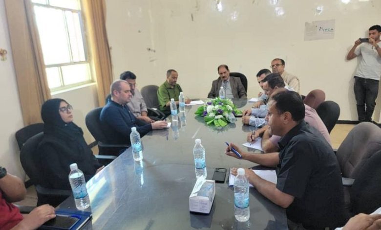محافظ الضالع يناقش مع ممثلي هيئة الإغاثة وجمعية رعاية الأسرة التدخلات الإنسانية والتنموية