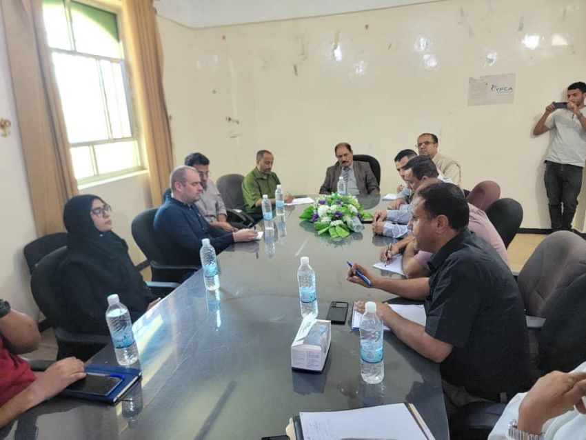 محافظ الضالع يناقش مع ممثلي هيئة الإغاثة وجمعية رعاية الأسرة التدخلات الإنسانية والتنموية