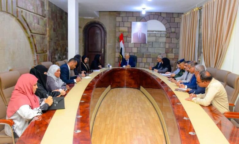 محافظ تعز يبحث مع كبير مستشاري مكتب المبعوث الأممي جهود بناء السلام