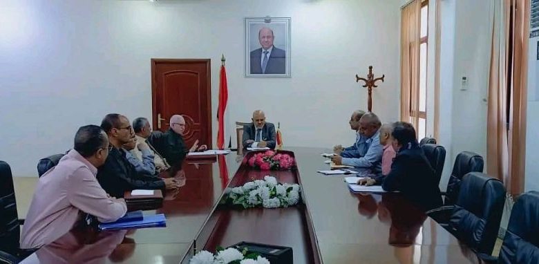 محافظ تعز يترأس اجتماعاً لمجلس إدارة مؤسسة المياه ولجنة تحديد رسوم المدارس الأهلية