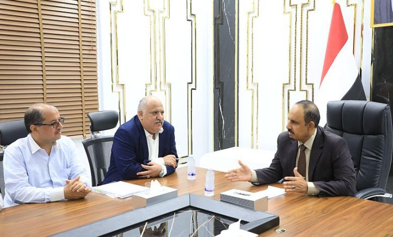 محافظ حضرموت يؤكد على أهمية تحسين قطاع الكهرباء ويطلع على المشاريع التنموية للبرنامج الإنمائي