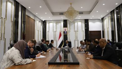 محافظ حضرموت يبحث مع وفد من مكتب المبعوث الاممي الأوضاع في المحافظة وجهود احلال السلام