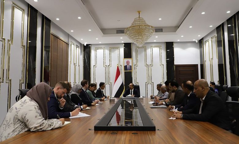 محافظ حضرموت يبحث مع وفد من مكتب المبعوث الاممي الأوضاع في المحافظة وجهود احلال السلام