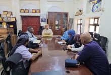 محافظ سقطرى يناقش تفعيل الأنشطة الرياضية وتطوير العمل السياحي وبرنامج فريق الصحة العالمية
