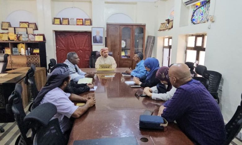 محافظ سقطرى يناقش تفعيل الأنشطة الرياضية وتطوير العمل السياحي وبرنامج فريق الصحة العالمية