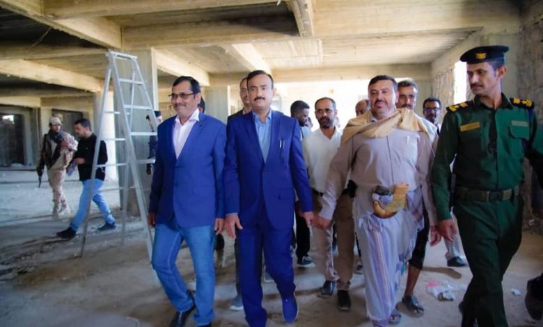 محافظ شبوة يشيد بجهود مصلحة الاحوال المدنية ويتفقد المشاريع الصحية بعتق