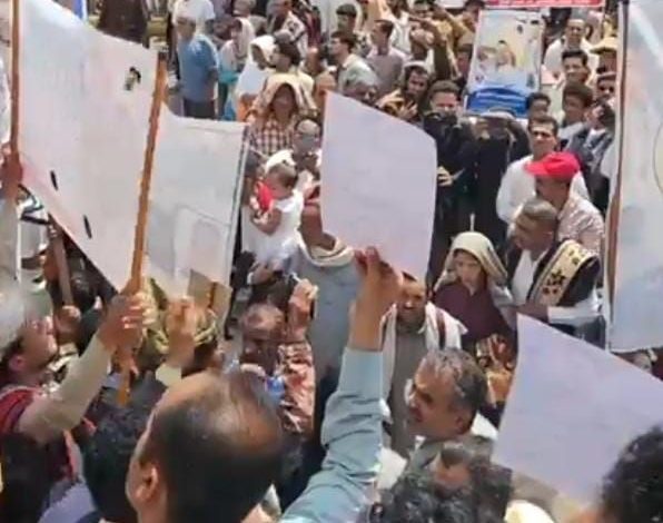 محتجون في تعز يطالبون بإنصاف المظلومين واستعادة هيبة الدولة