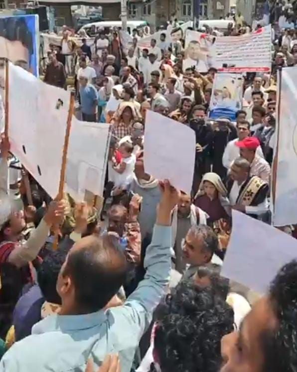 محتجون في تعز يطالبون بإنصاف المظلومين واستعادة هيبة الدولة