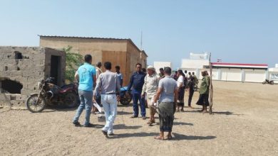 محلي ذو باب المندب يسلم موقع مشروع إنشاء مرفق صحي في منطقة البحصة للجهة المنفذة