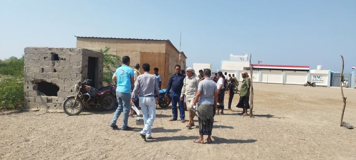 محلي ذو باب المندب يسلم موقع مشروع إنشاء مرفق صحي في منطقة البحصة للجهة المنفذة