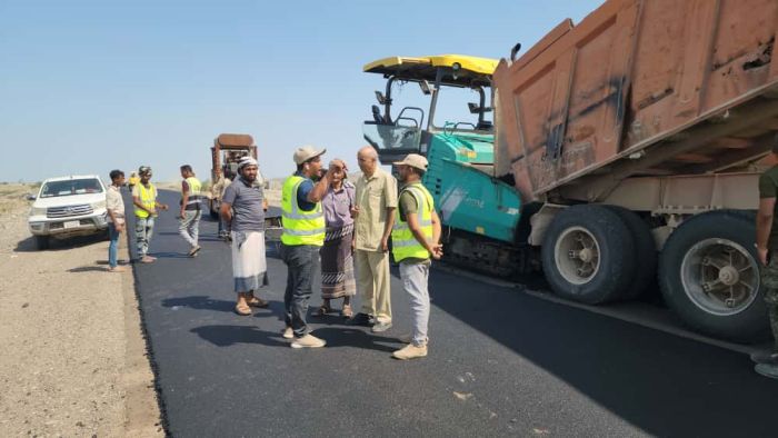 مدير عام المخا يتفقد مشروع الطريق الزراعي ويشيد بمستوى الإنجاز