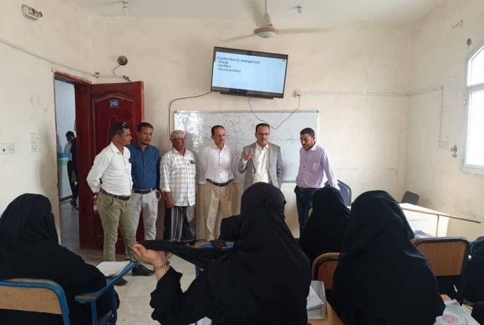 مدير مكتب الصحة بتعز يزور المعهد الصحي الوطني بالمخا