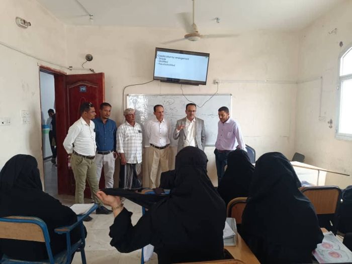 مدير مكتب الصحة بتعز يزور المعهد الصحي الوطني بالمخا