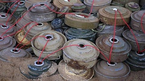 "مسام" يتلف 3977 لغمًا وذخيرة حوثية بينها 11 صاروخًا في باب المندب