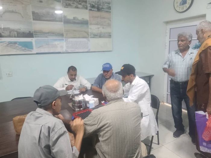 مستشفى المخا ينفذ حملات طبية تستهدف موظفي المرافق العامة بالساحل الغربي