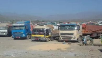 مليشيا الحوثي تحتجز شاحنات في تعز للمطالبة بجبايات جديدة