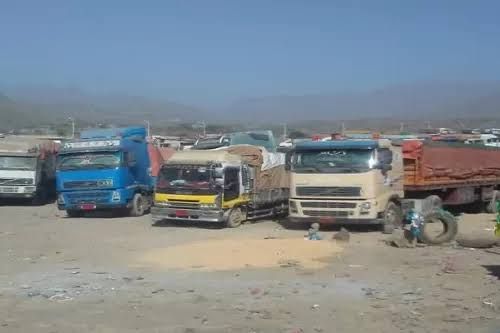 مليشيا الحوثي تحتجز شاحنات في تعز للمطالبة بجبايات جديدة