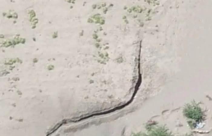 مليشيا الحوثي تعاود حفر أنفاق وخنادق حول مدينة الحديدة بإشراف حزب الله