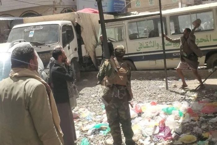 مليشيا الحوثي تعتدي على شاب عاد من الغربة وتصادر بسطته بصنعاء