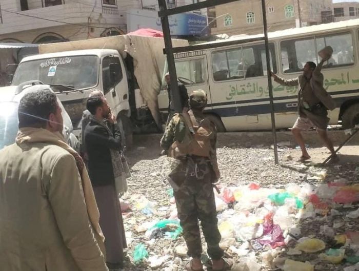 مليشيا الحوثي تعتدي على شاب عاد من الغربة وتصادر بسطته بصنعاء